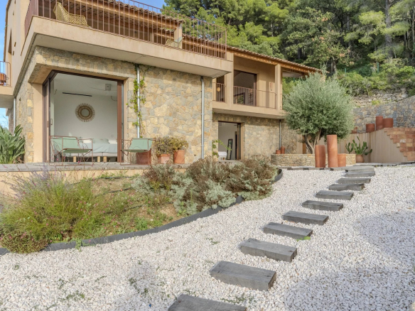 Villa contemporaine avec jardin et accès à une terrasse à La Cadière-d’Azur