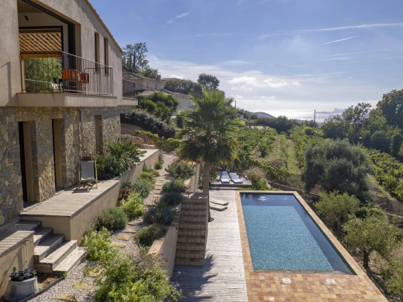 Villa contemporaine avec piscine et vue sur la nature à La Cadière-d’Azur