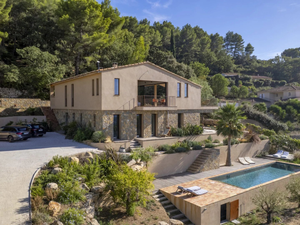 Villa contemporaine avec piscine et vue sur la nature à La Cadière-d'Azur.