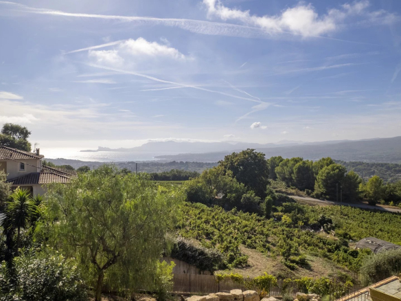 Vue panoramique sur la nature et la mer depuis une villa contemporaine à La Cadière-d’Azur.