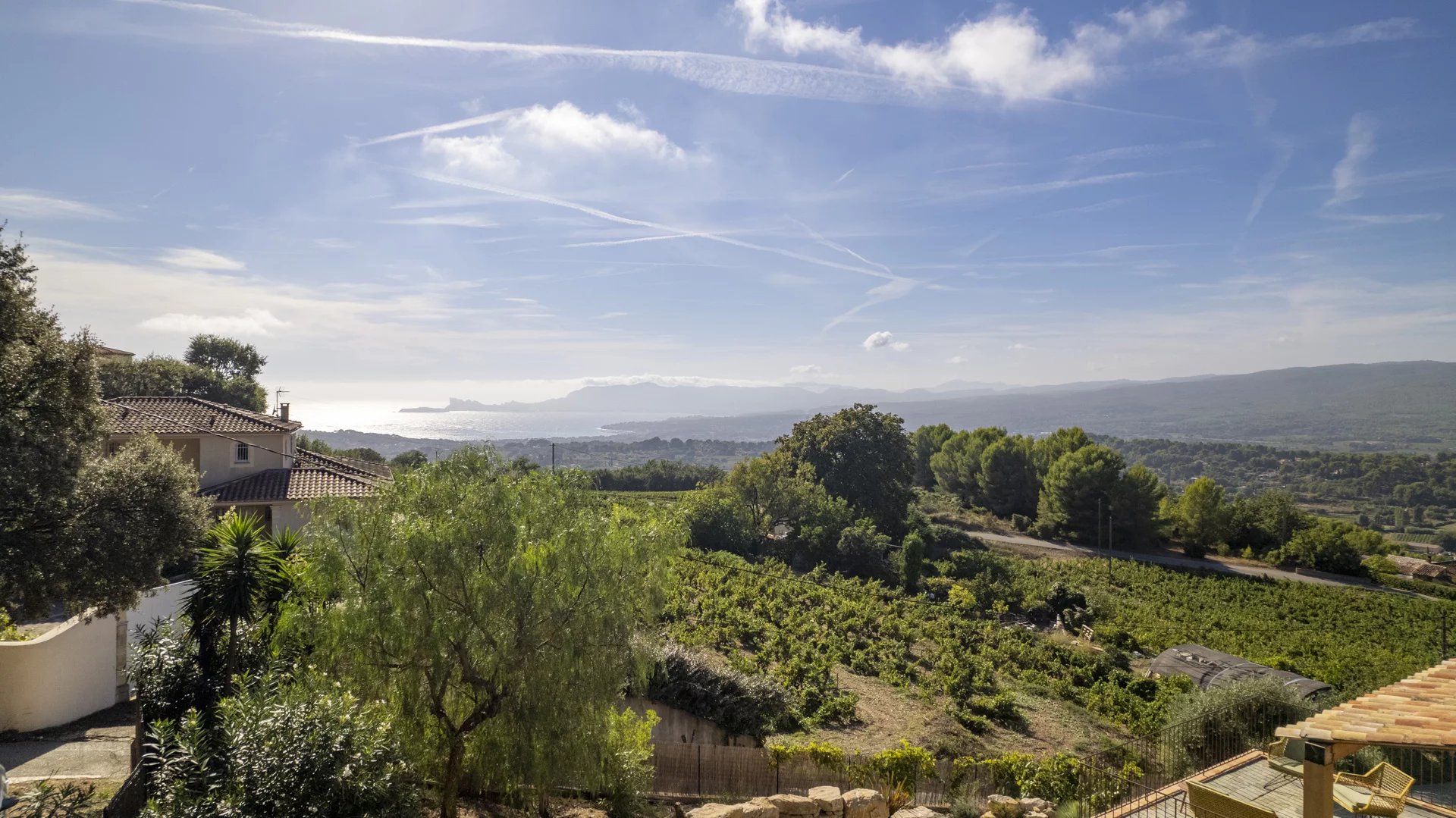 Villa contemporaine avec vue à La Cadière-d’Azur Vue panoramique sur la nature et la mer depuis une villa contemporaine à La Cadière-d’Azur.