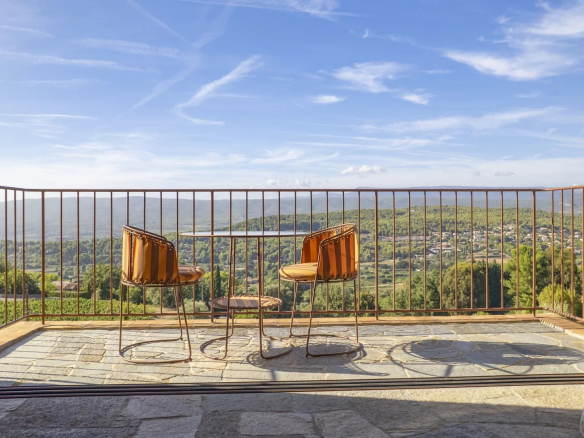 Terrasse d'une villa contemporaine avec vue panoramique sur la nature à La Cadière-d'Azur