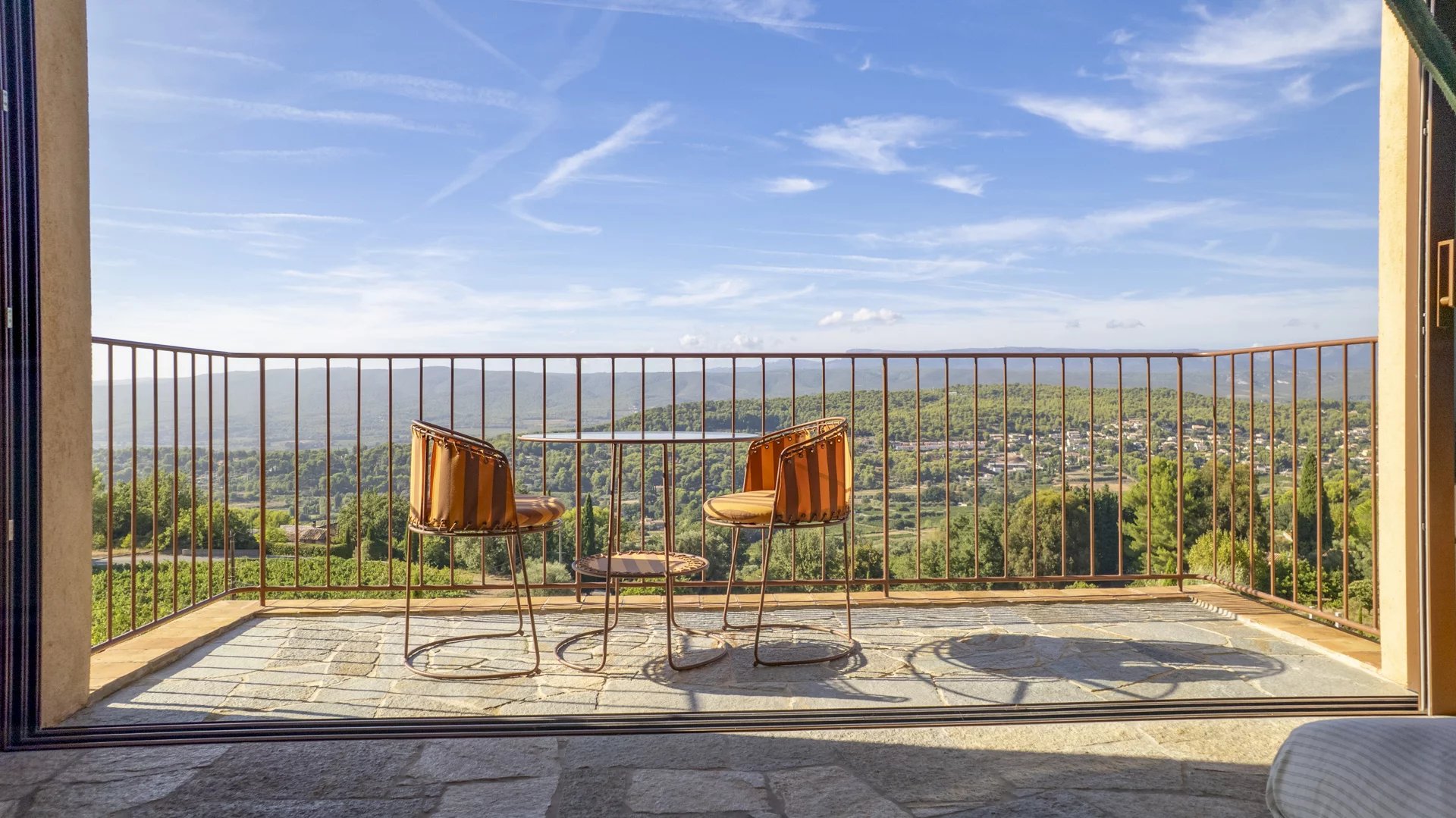 Terrasse avec vue panoramique Terrasse d'une villa contemporaine avec vue panoramique sur la nature à La Cadière-d'Azur