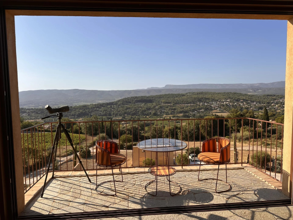 Terrasse d'une villa contemporaine avec vue sur la nature à La Cadière-d'Azur.