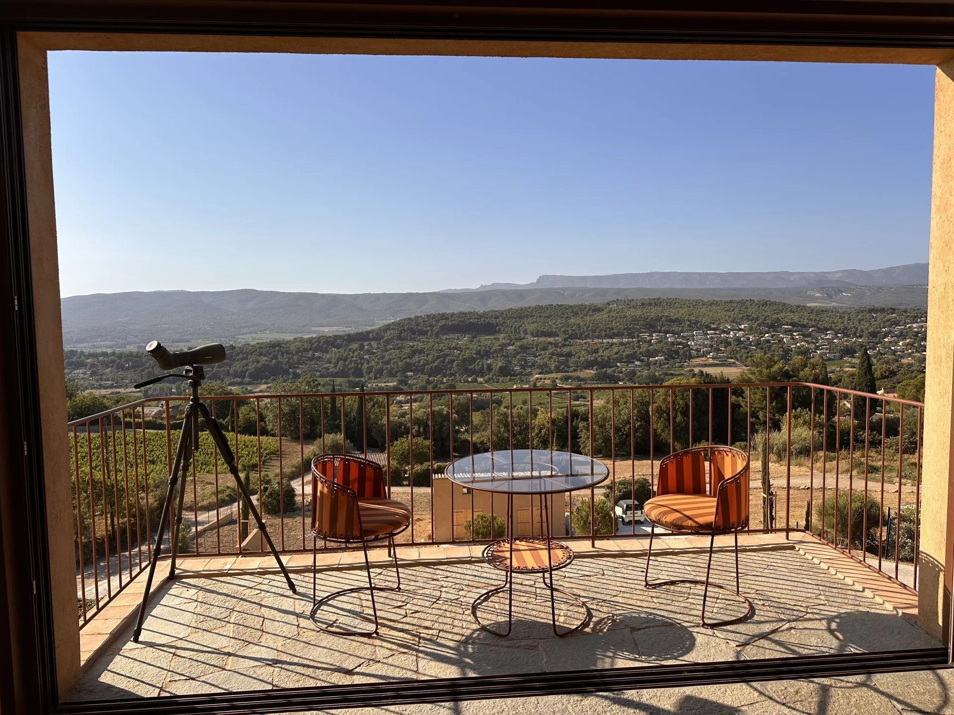 Terrasse avec vue panoramique Terrasse d'une villa contemporaine avec vue sur la nature à La Cadière-d'Azur.