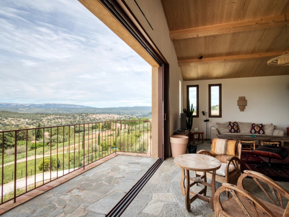 Intérieur d'une villa contemporaine avec vue sur la nature à La Cadière-d’Azur.