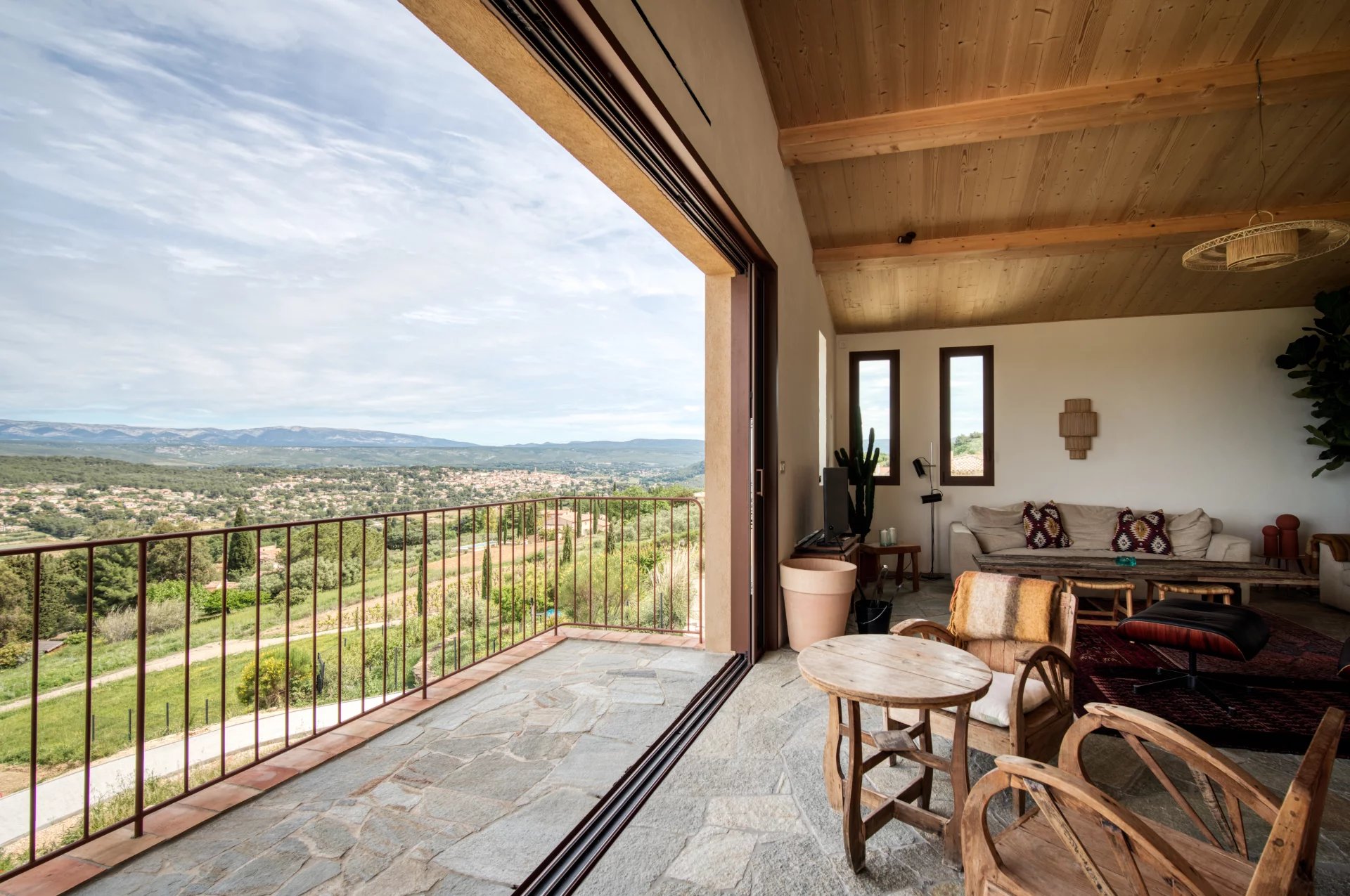 Villa contemporaine à La Cadière-d’Azur Intérieur d'une villa contemporaine avec vue sur la nature à La Cadière-d’Azur.