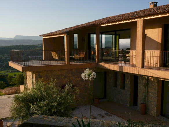 Villa contemporaine avec vue panoramique à La Cadière-d’Azur, entourée de nature.