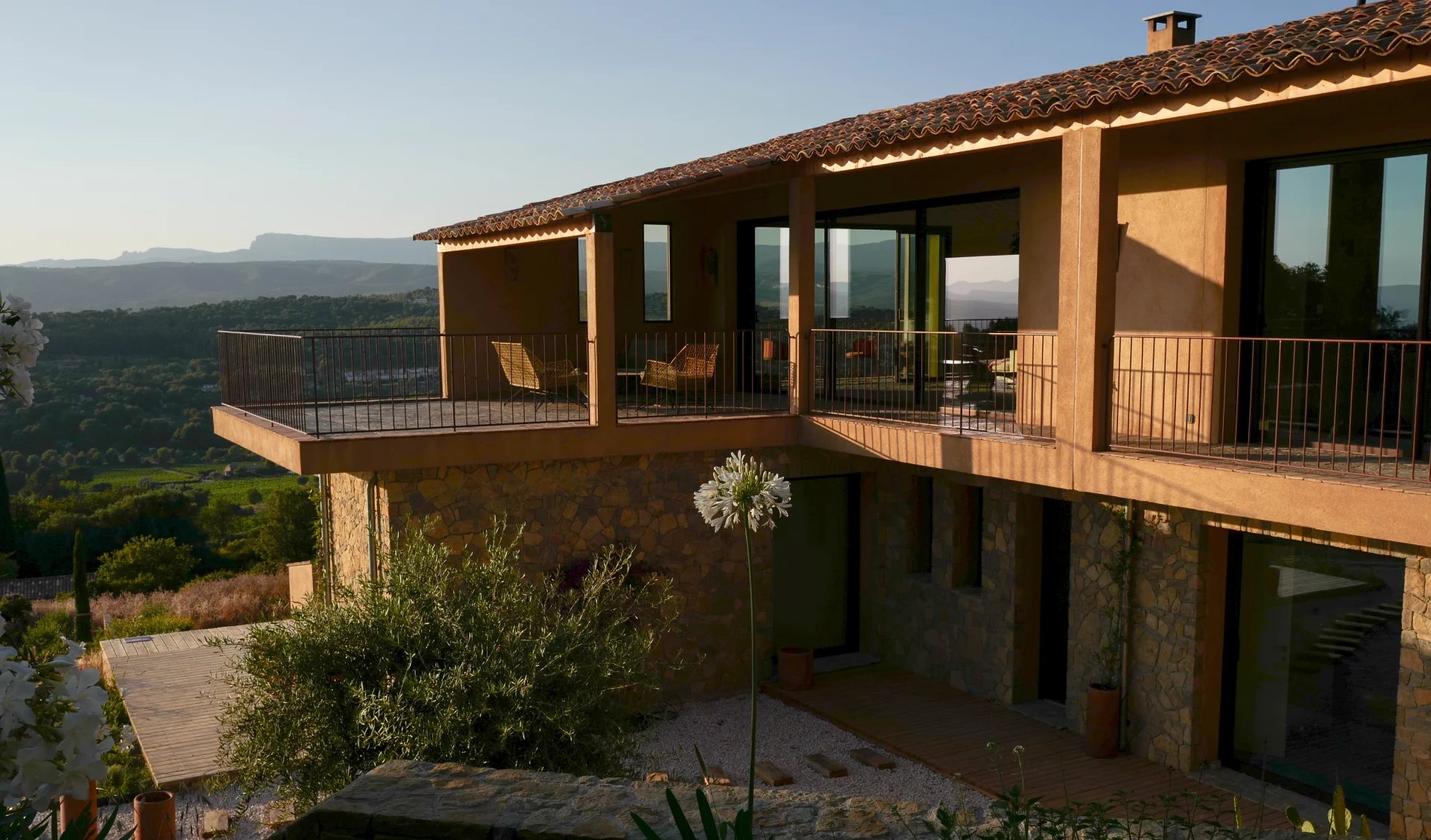 Villa contemporaine à La Cadière-d’Azur Villa contemporaine avec vue panoramique à La Cadière-d’Azur, entourée de nature.