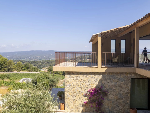 Villa contemporaine avec vue panoramique sur la nature à La Cadière-d’Azur.