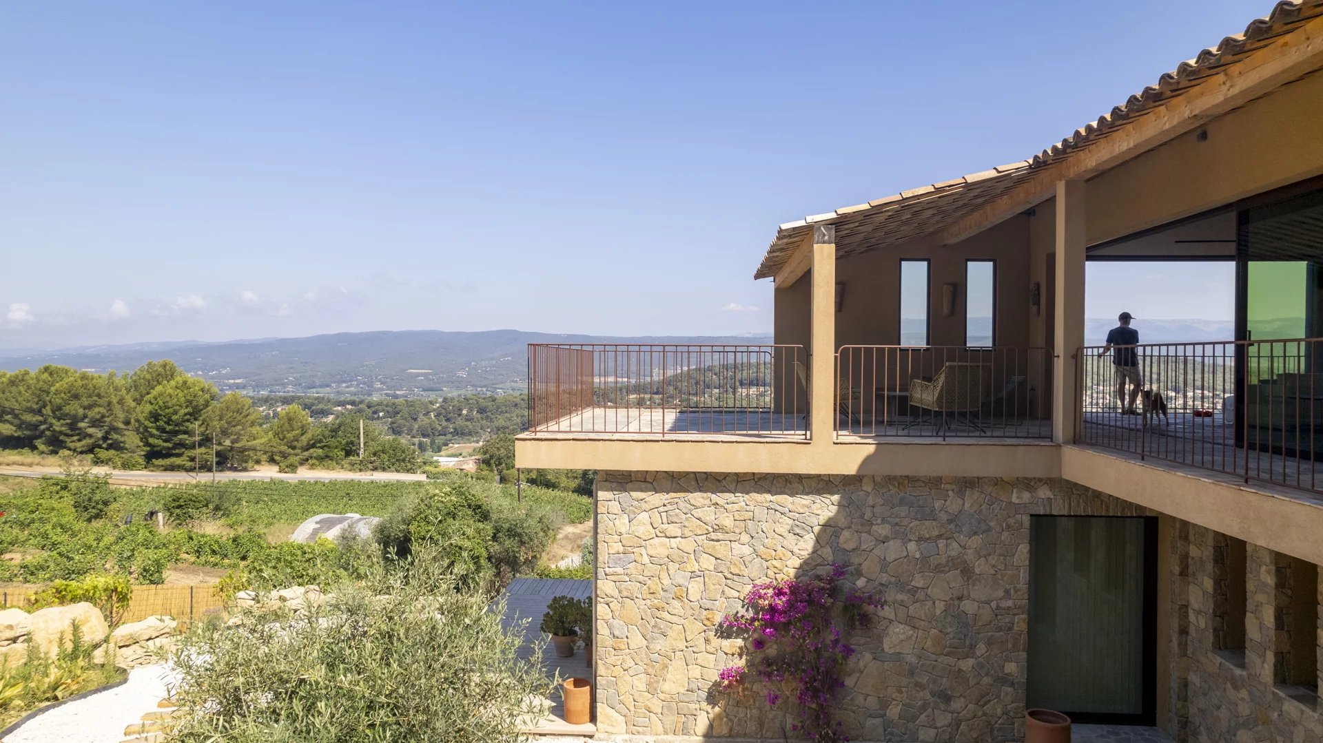Villa contemporaine à La Cadière-d’Azur Villa contemporaine avec vue panoramique sur la nature à La Cadière-d’Azur.