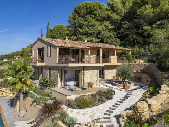Villa contemporaine avec piscine et jardin à La Cadière-d'Azur, entourée de nature.