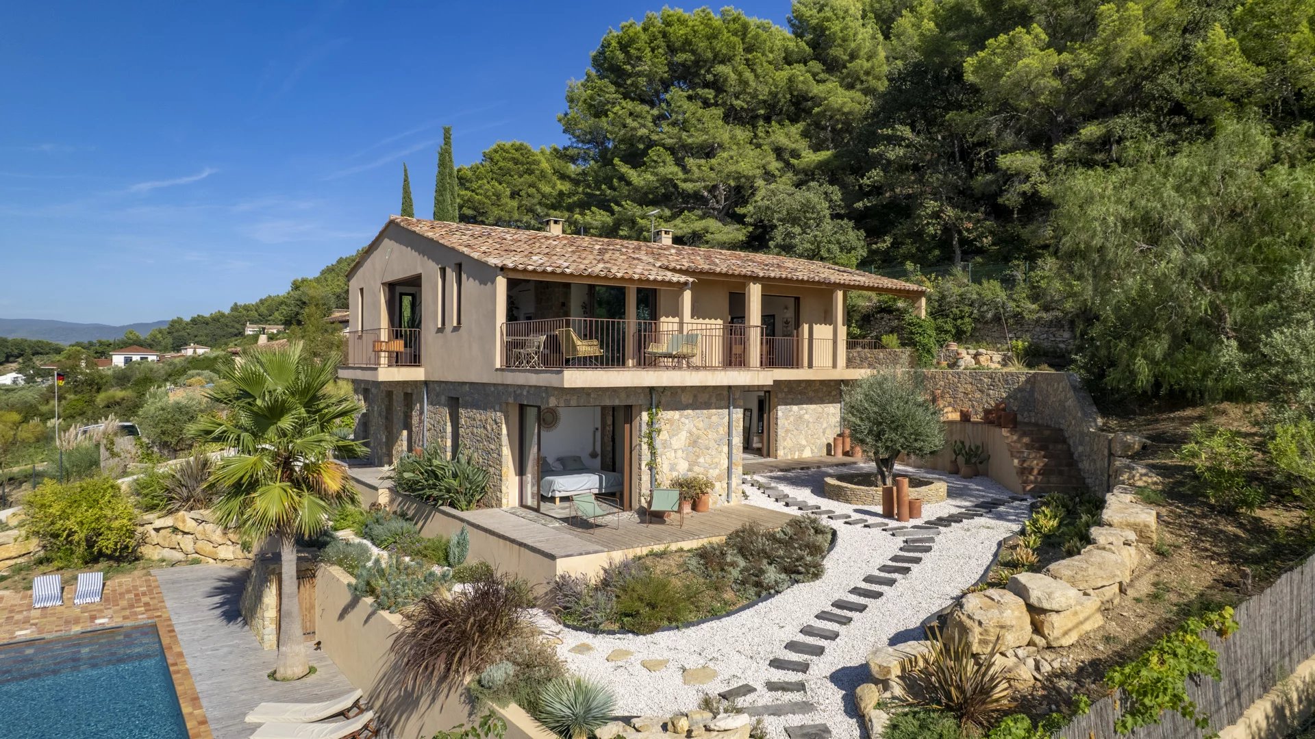 Villa contemporaine à La Cadière-d’Azur Villa contemporaine avec piscine et jardin à La Cadière-d'Azur, entourée de nature.