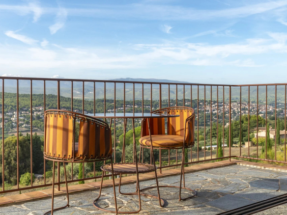 Terrasse avec chaises et table offrant une vue panoramique sur la nature à La Cadière-d’Azur.