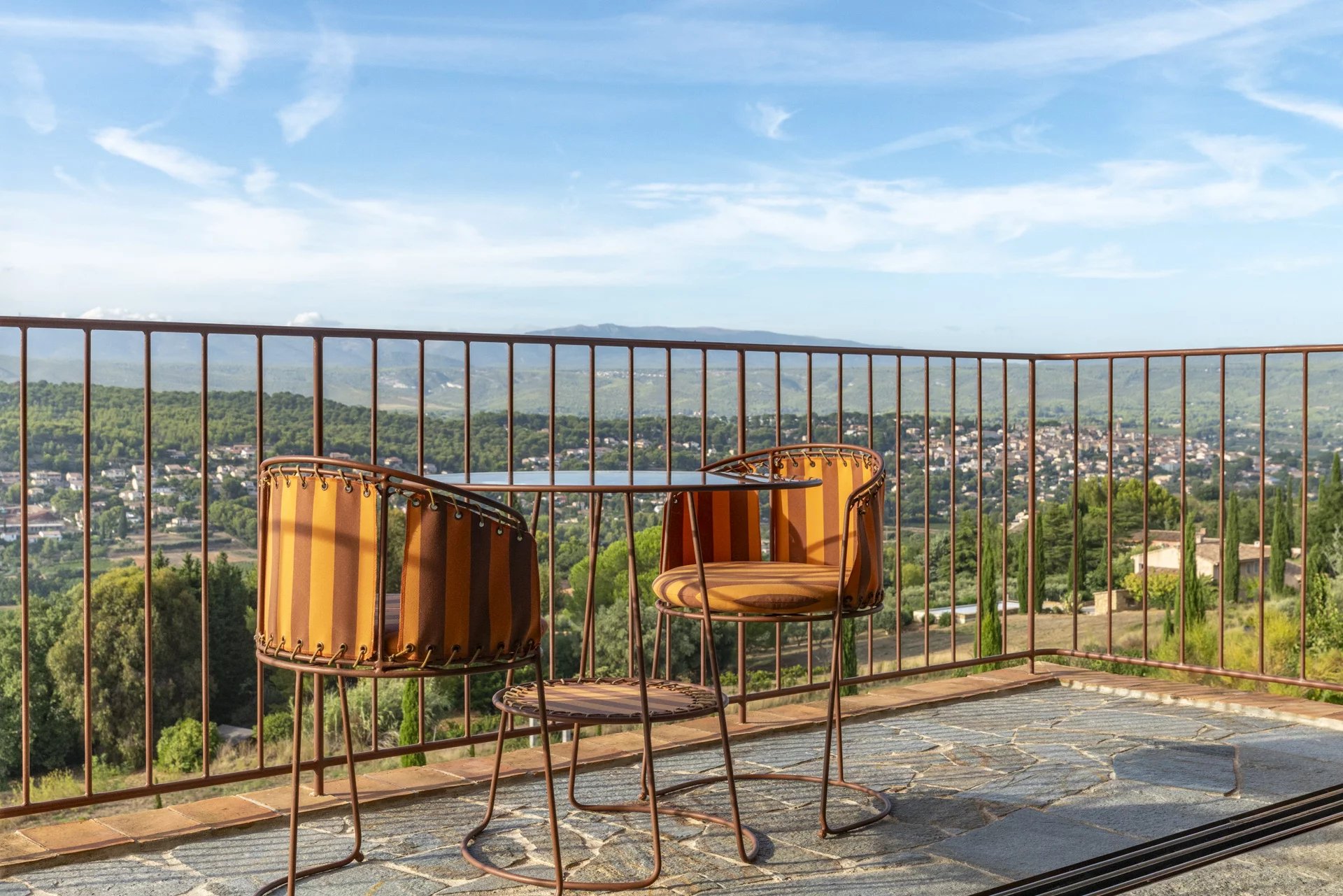 Terrasse avec vue panoramique Terrasse avec chaises et table offrant une vue panoramique sur la nature à La Cadière-d’Azur.