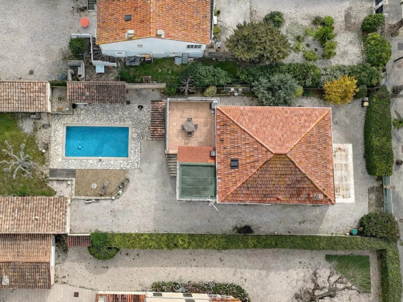 Vue aérienne d'une villa avec piscine et jardin, située à Saint-Cyr-sur-Mer, près de la plage.