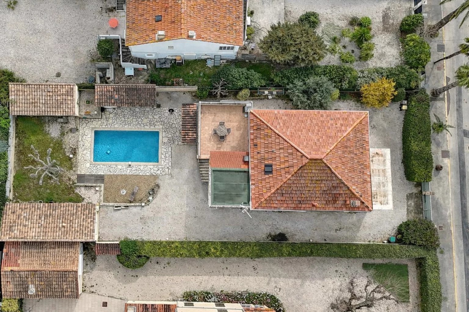 Vue aérienne d'une villa avec piscine et jardin, située à Saint-Cyr-sur-Mer, près de la plage.