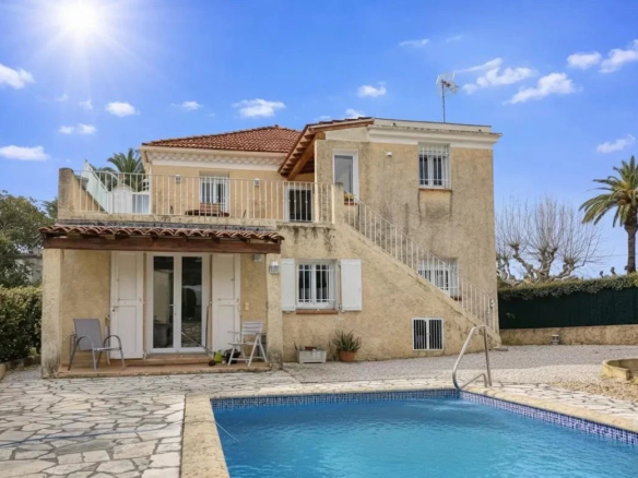 Villa de caractère avec piscine à Saint-Cyr-sur-Mer, située dans un environnement calme.