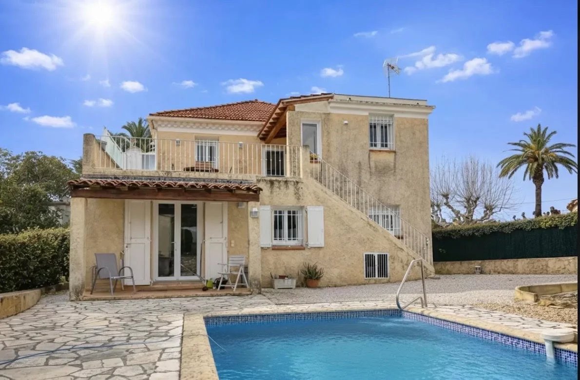 Villa de caractère avec piscine à Saint-Cyr-sur-Mer, située dans un environnement calme.