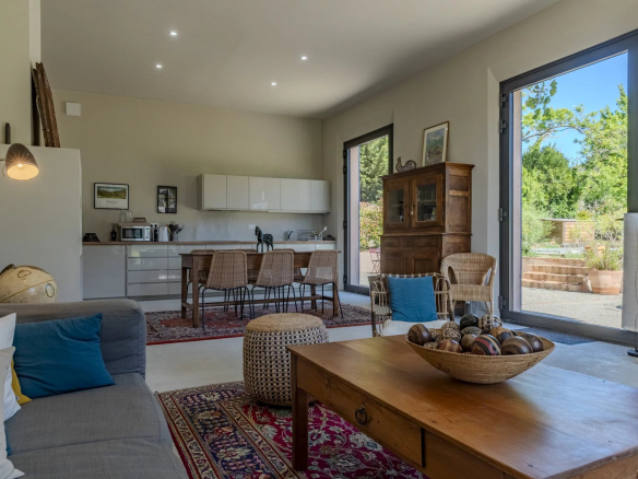 Intérieur d'une villa contemporaine avec salon, salle à manger et cuisine ouverte à Roquefort-la-Bédoule.