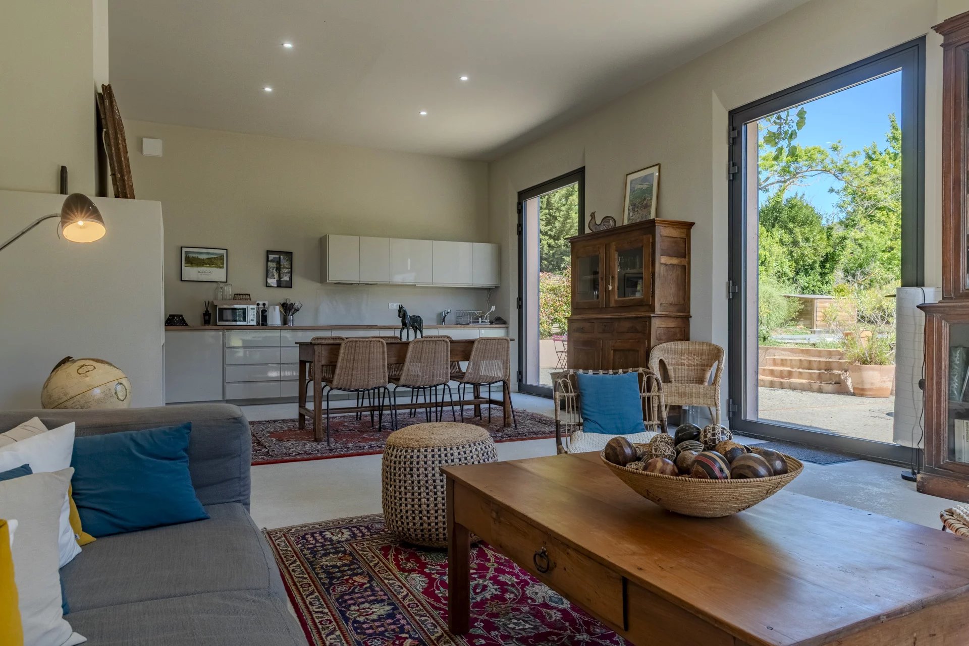 Intérieur d'une villa contemporaine avec salon, salle à manger et cuisine ouverte à Roquefort-la-Bédoule.