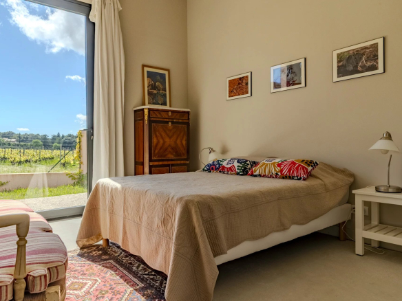 Chambre d'une villa contemporaine avec vue sur les vignes et collines, Roquefort-la-Bédoule.