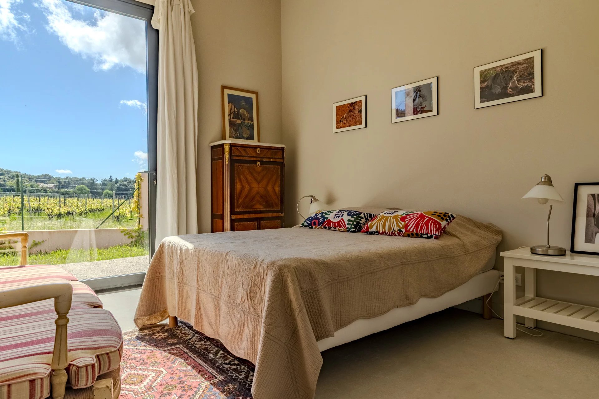 Chambre d'une villa contemporaine avec vue sur les vignes et collines, Roquefort-la-Bédoule.