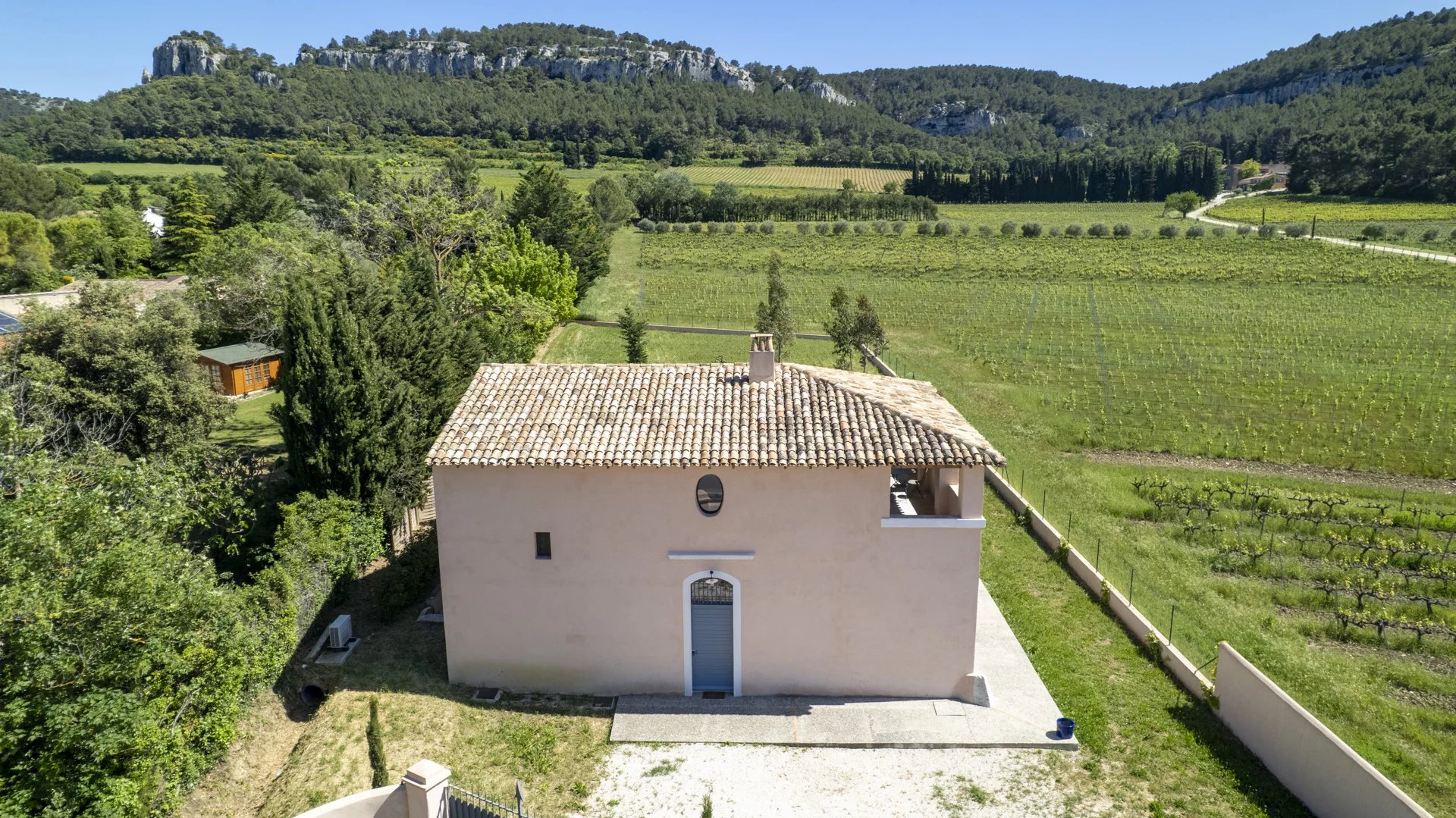 Villa contemporaine à Roquefort-la-Bédoule, entourée de vignes et collines, avec piscine.