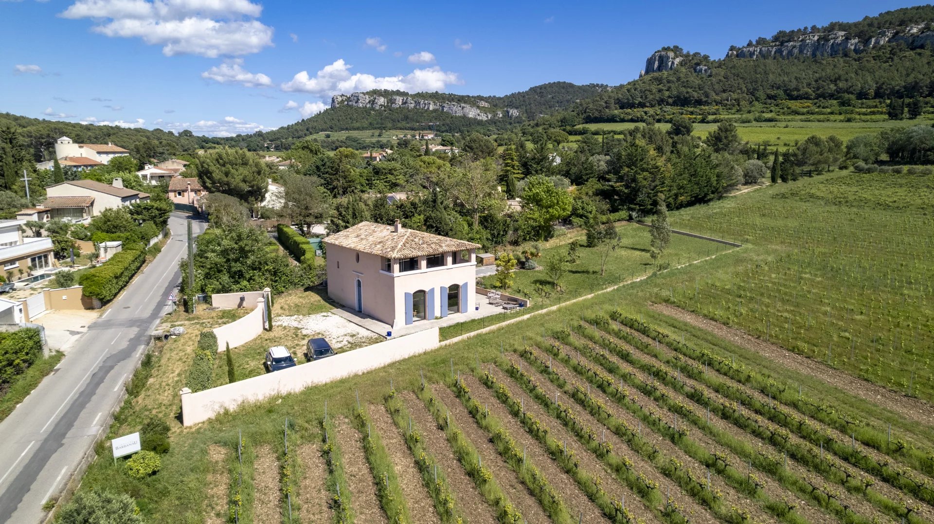 Villa contemporaine à Roquefort-la-Bédoule, entourée de vignes et collines, avec piscine.