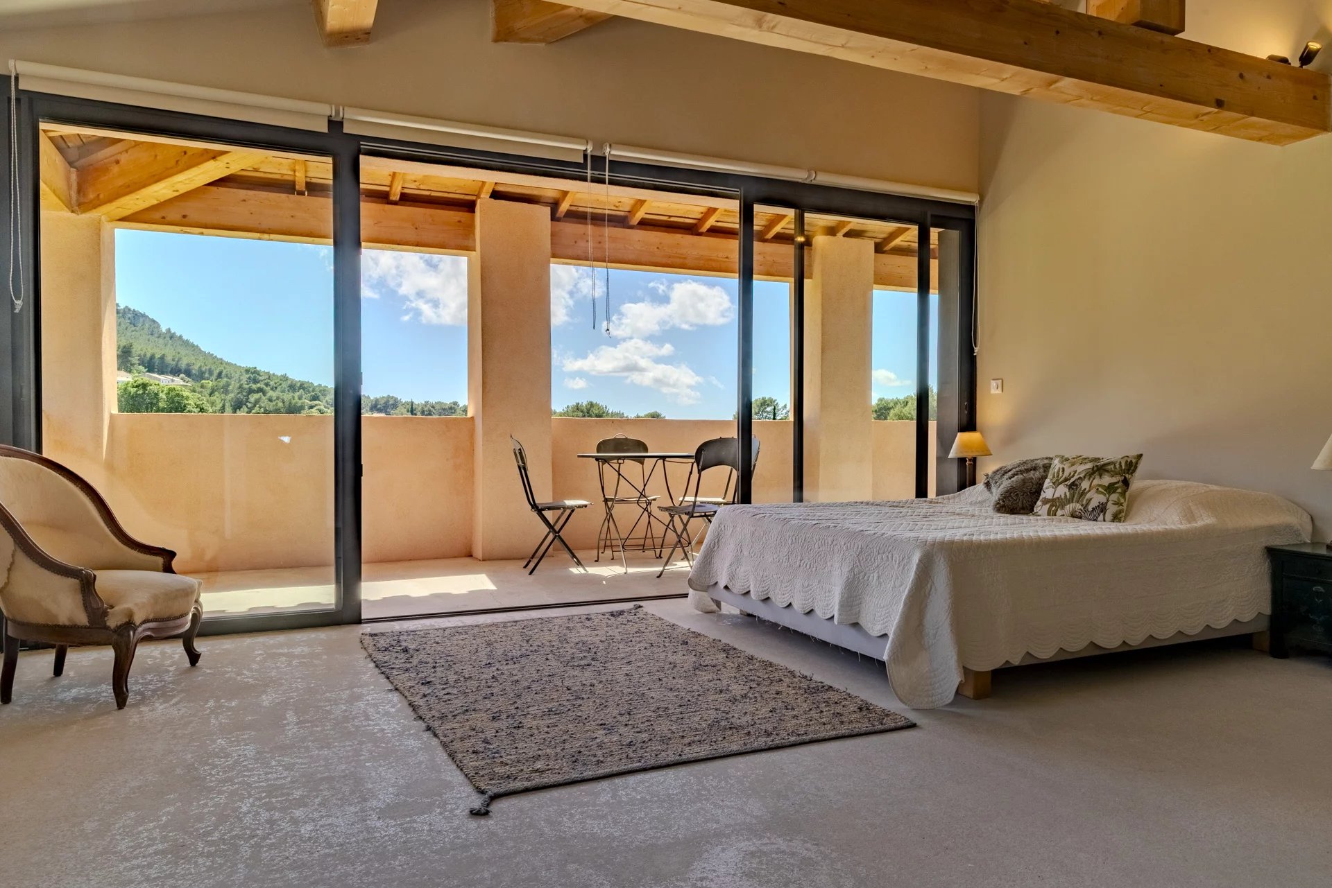 Chambre d'une villa contemporaine avec balcon et vue sur la nature à Roquefort-la-Bédoule.