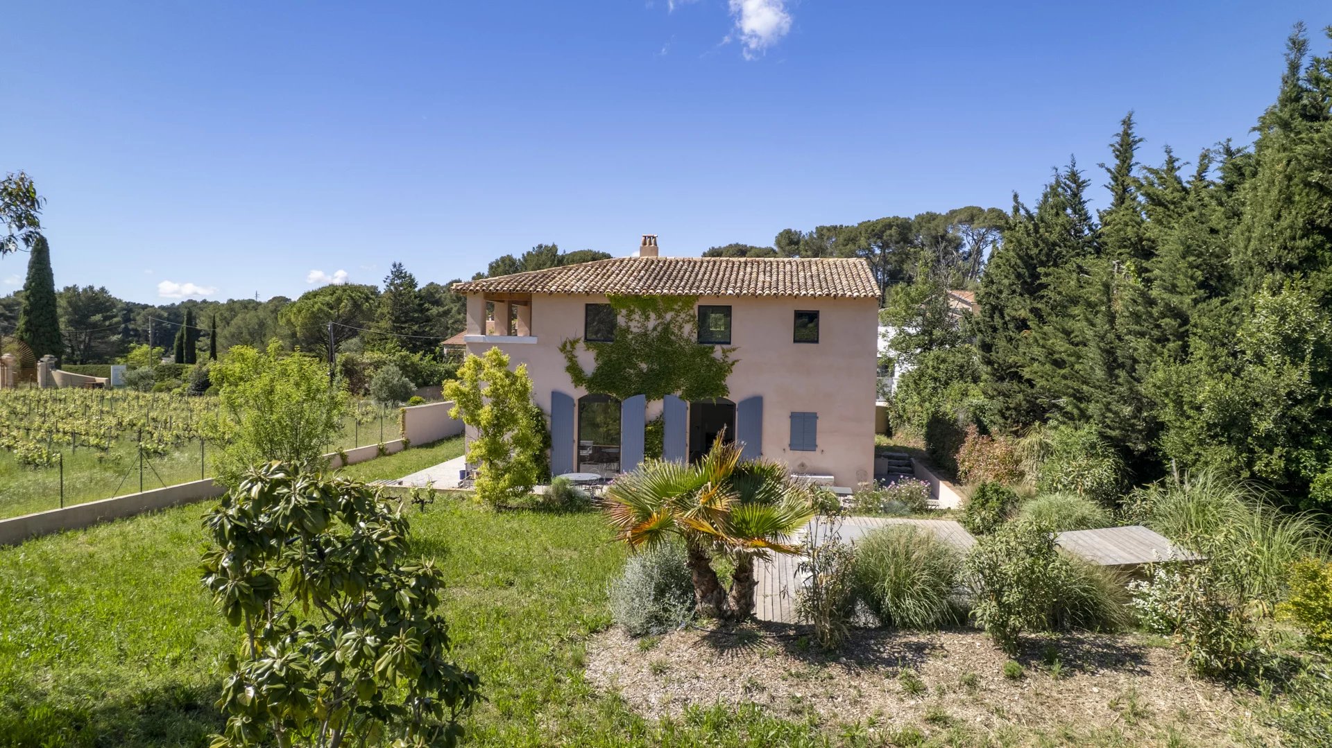 Villa contemporaine provençale à Roquefort-la-Bédoule avec jardin et piscine, vue sur vignes et collines.