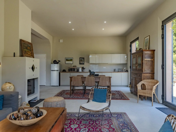 Intérieur d'une villa contemporaine à Roquefort-la-Bédoule, salon lumineux avec cuisine ouverte.