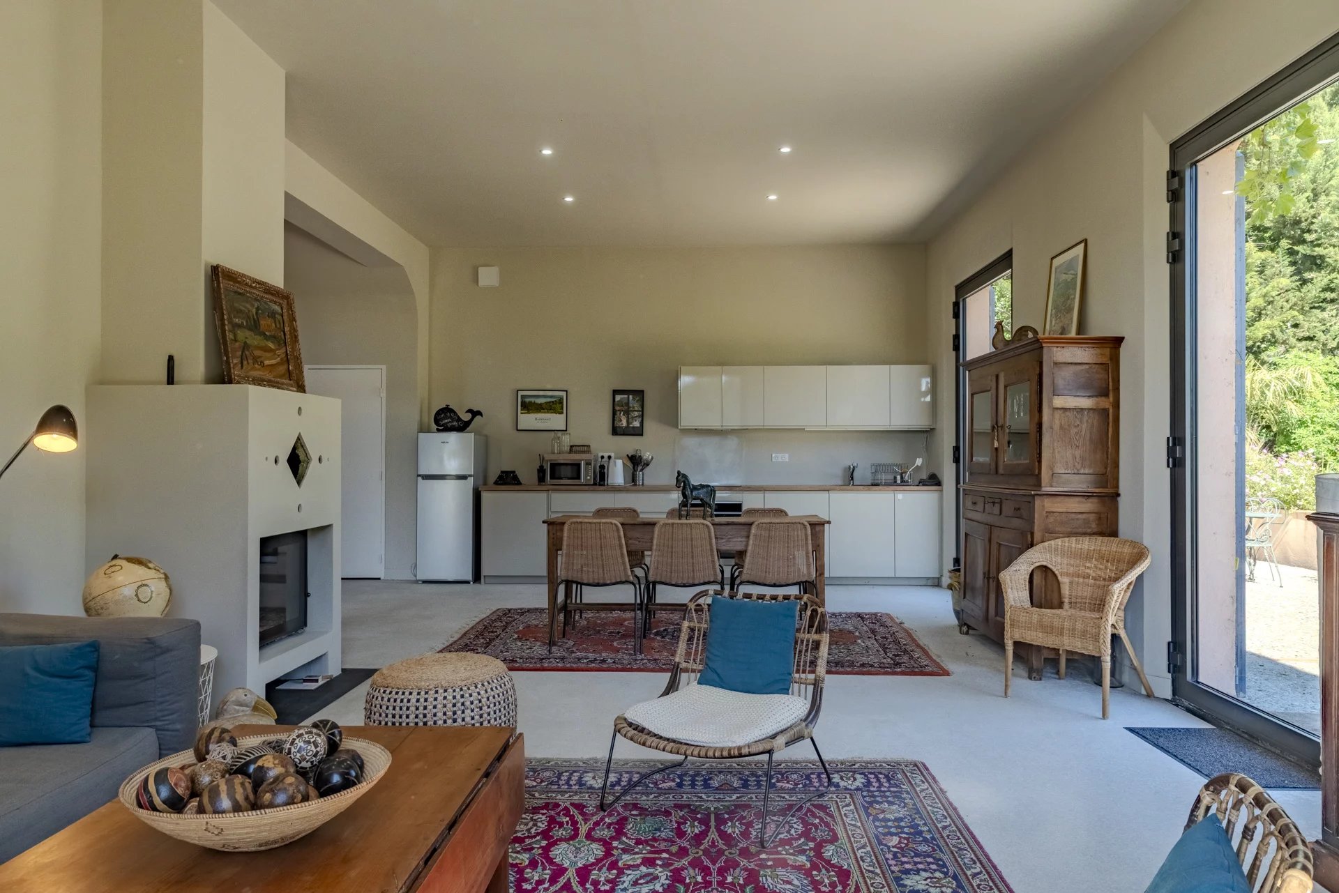 Intérieur d'une villa contemporaine à Roquefort-la-Bédoule, salon lumineux avec cuisine ouverte.