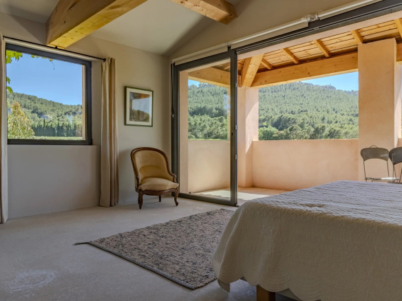 Chambre d'une villa contemporaine avec vue sur les collines et la nature environnante à Roquefort-la-Bédoule.