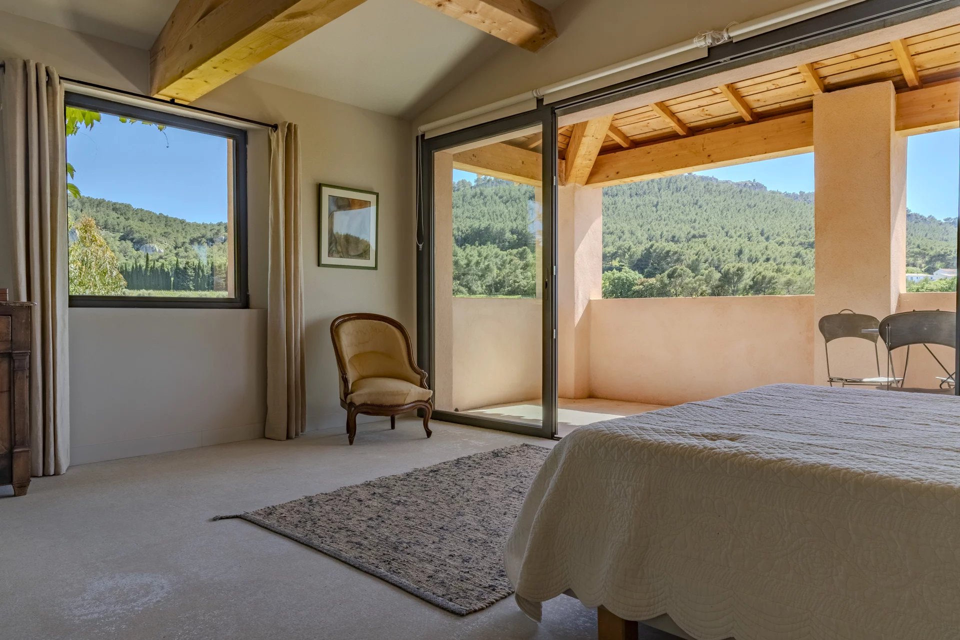 Chambre d'une villa contemporaine avec vue sur les collines et la nature environnante à Roquefort-la-Bédoule.
