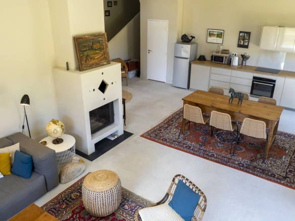 Intérieur d'une villa contemporaine à Roquefort-la-Bédoule, avec salon, salle à manger et cuisine ouverte.