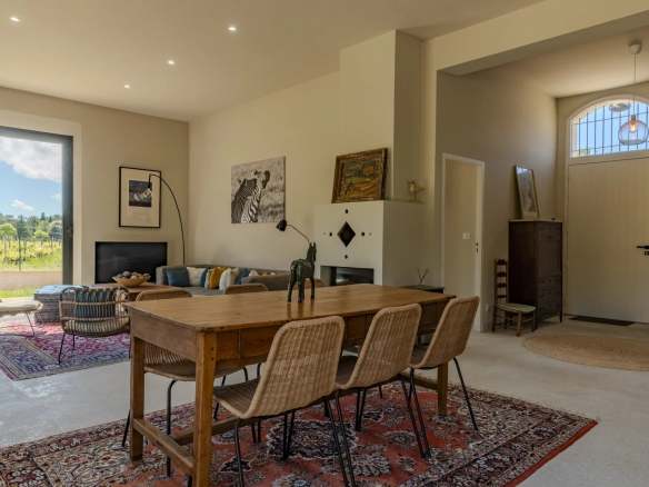 Intérieur d'une villa contemporaine à Roquefort-la-Bédoule avec salon et salle à manger.