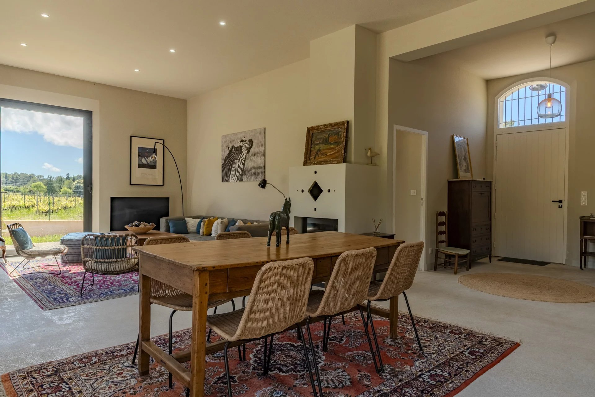 Intérieur d'une villa contemporaine à Roquefort-la-Bédoule avec salon et salle à manger.