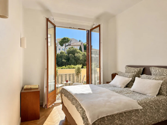 Chambre d'un appartement rénové avec balcon à Marseille 8e.