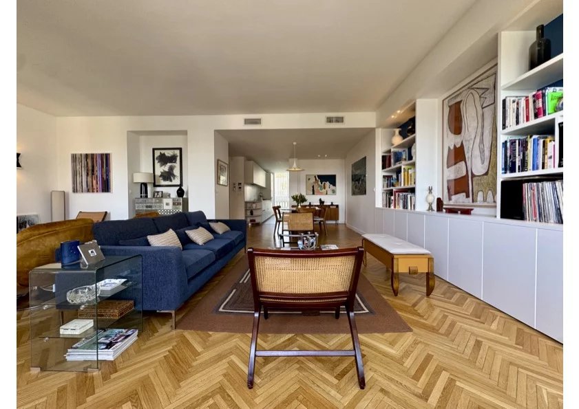 Appartement rénové à Marseille 8e Salon lumineux d'un appartement rénové avec mobilier contemporain, parquet en bois, et œuvres d'art.