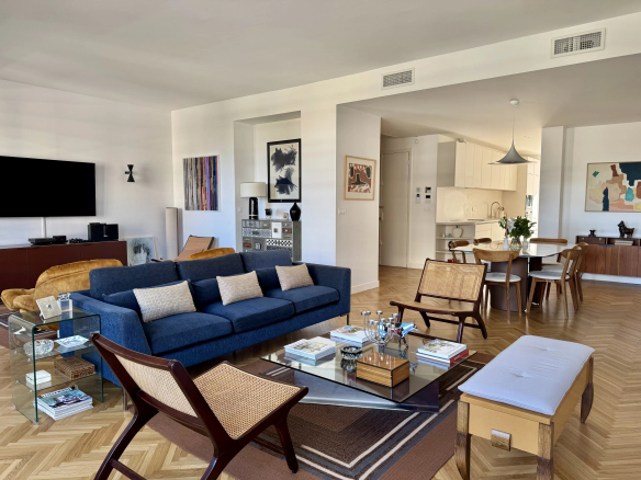 Salon spacieux d'un appartement rénové avec mobilier contemporain à Marseille 8e.