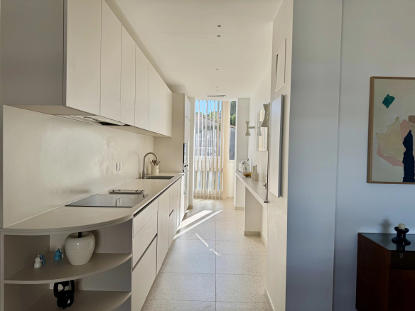 Cuisine moderne et lumineuse d'un appartement rénové à Marseille 8e.