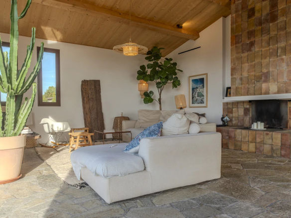 Intérieur d'une villa contemporaine avec un salon lumineux et des plantes, à La Cadière-d'Azur.