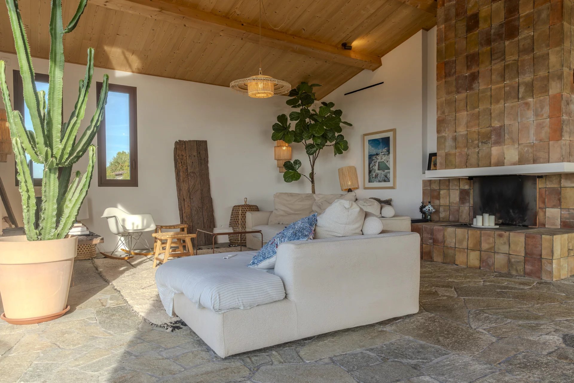 Intérieur d'une villa contemporaine avec un salon lumineux et des plantes, à La Cadière-d'Azur.