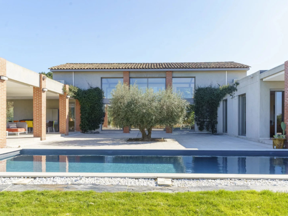 Modern architect-designed villa with swimming pool in Bouc-Bel-Air, near Aix-en-Provence.