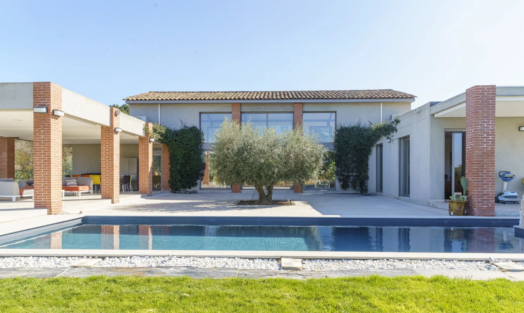 Modern architect-designed villa with swimming pool in Bouc-Bel-Air, near Aix-en-Provence.