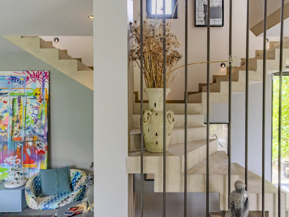 Escalier moderne en béton avec décoration et œuvres d'art dans un mas à Eygalières.