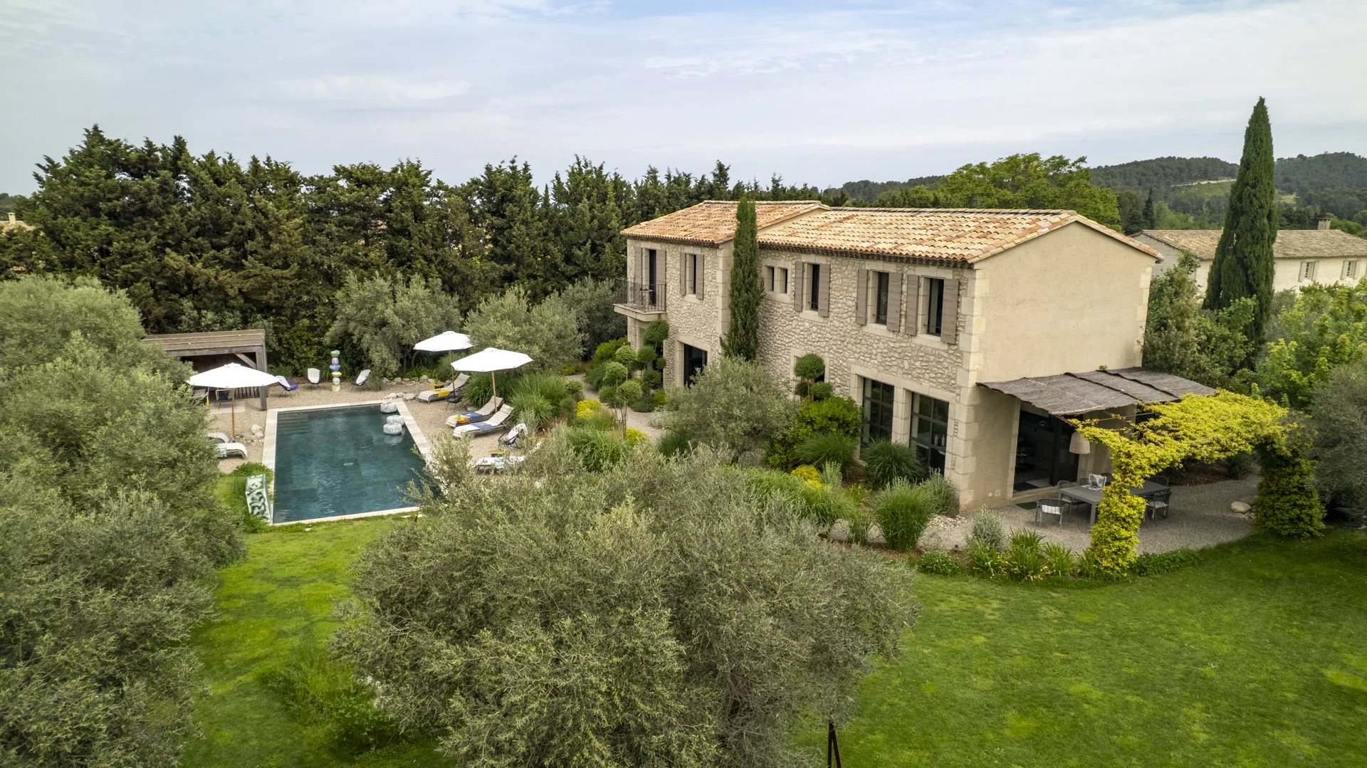 Mas de luxe à Eygalières Vue aérienne d'un mas en pierre avec piscine et jardin à Eygalières.