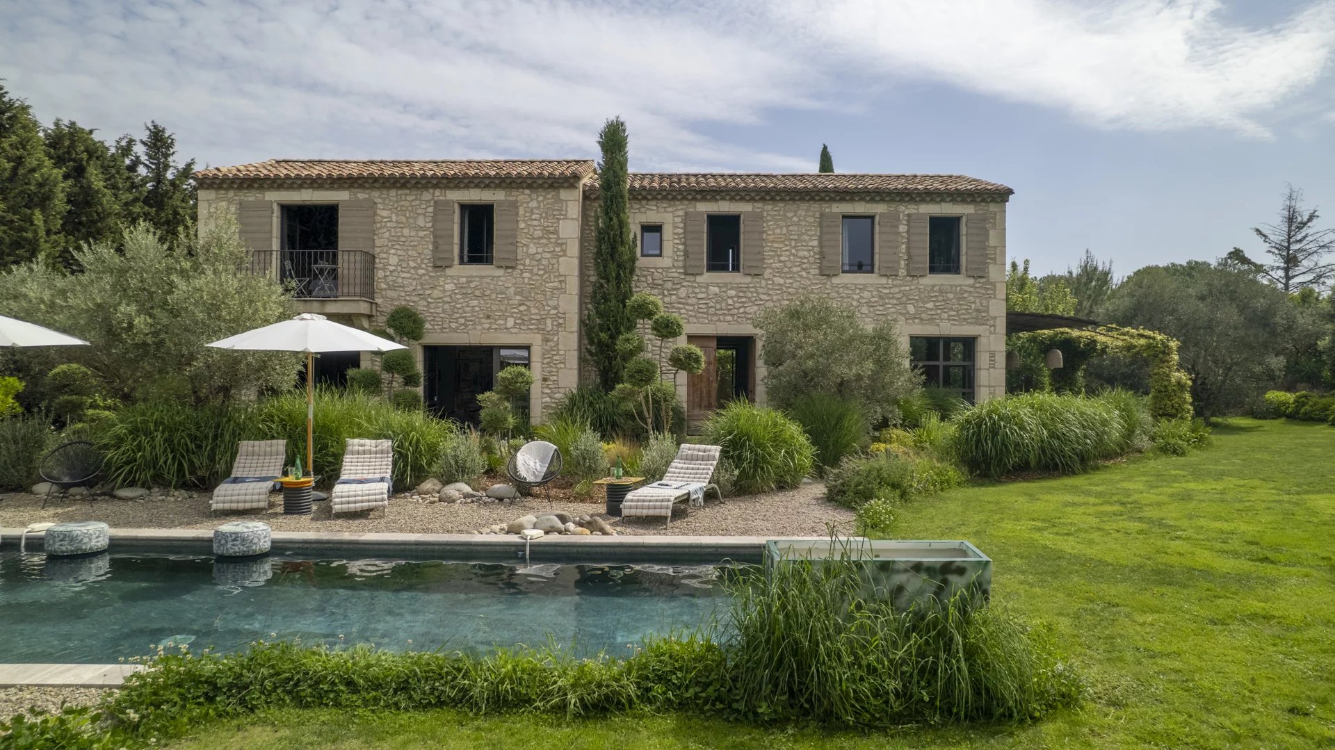 Mas de luxe à Eygalières Mas en pierre avec piscine et jardin à Eygalières, entouré de verdure.