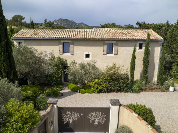 Mas en pierre à vendre à Eygalières, avec jardin et piscine, entouré d'arbres.